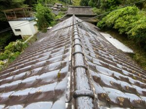 京都市山科区にて屋根修理・雨漏り修理＜かわらUからガルバリウム鋼板への葺き替え＞の施工前写真
