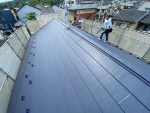 京都市山科区にて屋根修理＜スレートからスーパーガルテクトへのカバー工法＞の施工後写真