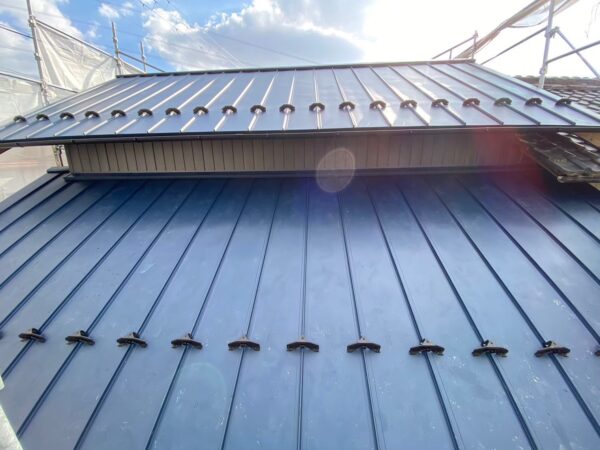 京都市山科にて屋根修理・雨漏り修理〈瓦屋根から立平への葺き替え工事〉の施工後写真