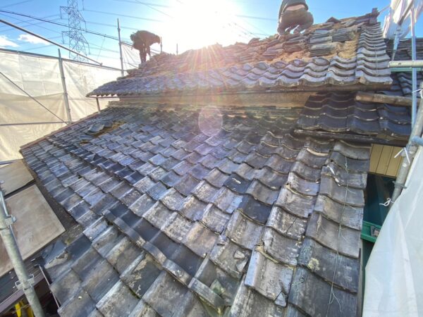 京都市山科にて屋根修理・雨漏り修理〈瓦屋根から立平への葺き替え工事〉の施工前写真