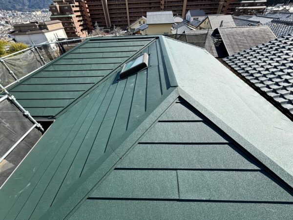 京都市山科区にて屋根修理〈スレート屋根からスーパーガルテクトへのカバー工法〉の施工後写真