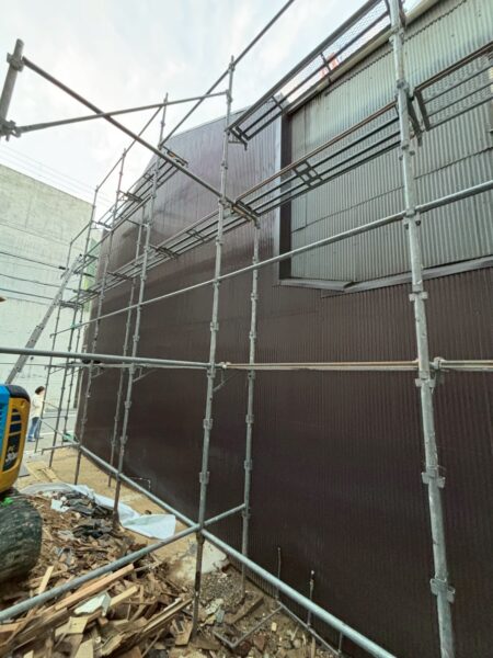 京都市右京区にて外壁カバー・外壁波板工事〈隣家の解体工事に伴う外壁補修〉の施工後写真