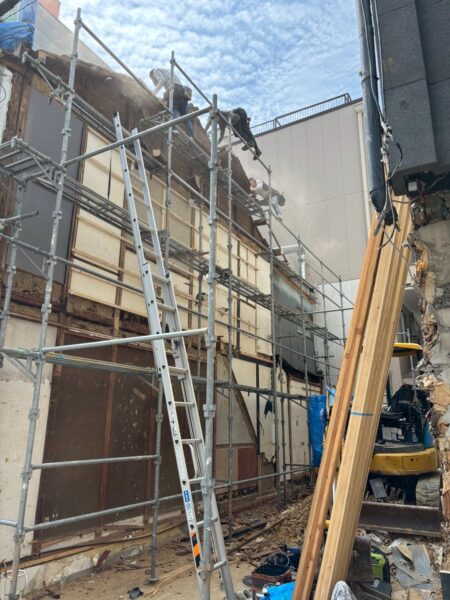 京都市右京区にて外壁カバー・外壁波板工事〈隣家の解体工事に伴う外壁補修〉の施工前写真