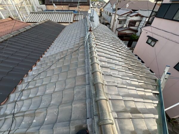 京都市山科区にて雨漏り修理・屋根葺き替え工事〈瓦屋根から立平葺き屋根への葺き替え〉の施工前写真