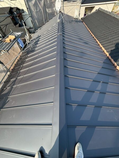 京都市山科区にて雨漏り修理・屋根葺き替え工事〈瓦屋根から立平葺き屋根への葺き替え〉の施工後写真