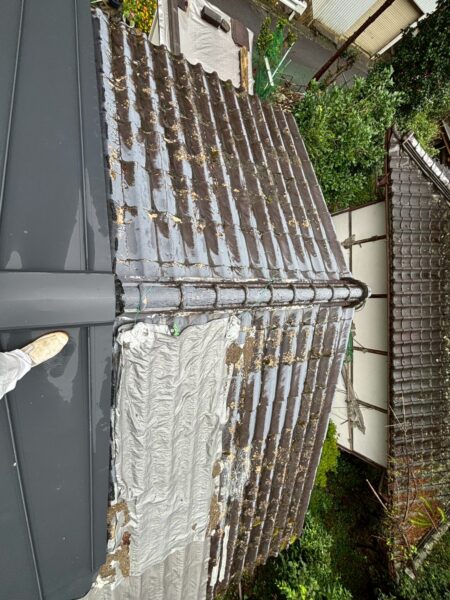 京都市右京区にて雨漏り修理・屋根修理〈瓦屋根の葺き替え工事〉の施工前写真