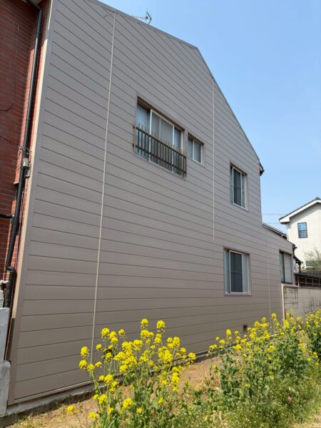 京都市北区にて外壁カバー工事〈ひび割れた外壁をサイディングでカバー〉の施工後写真