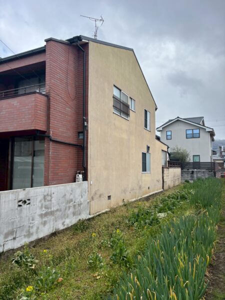 京都市北区にて外壁カバー工事〈ひび割れた外壁をサイディングでカバー〉の施工前写真