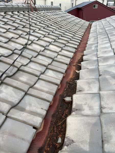 山科区にて雨漏りの屋根修理〈穴の開いた谷板金を交換〉の施工前写真