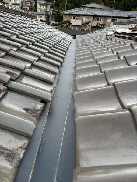 山科区にて雨漏りの屋根修理〈穴の開いた谷板金を交換〉の施工後写真