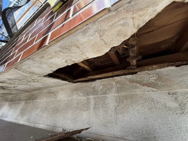 京都市伏見区でベランダの雨漏り修理｜崩落した軒天の造り直しと防水工事の施工前写真