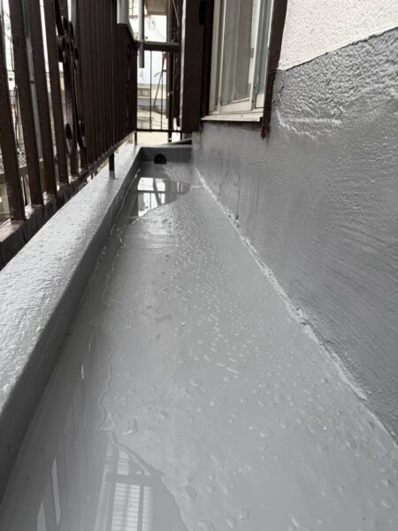 京都市伏見区でベランダの雨漏り修理｜崩落した軒天の造り直しと防水工事の施工後写真
