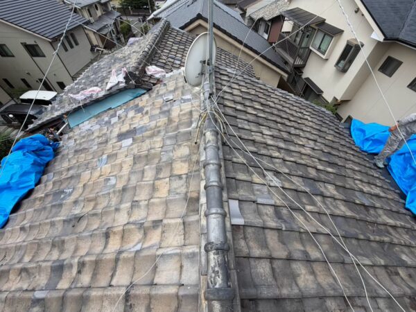 京都市伏見区にて補助金で瓦屋根の雨漏り修理〈軽量化〉の施工前写真