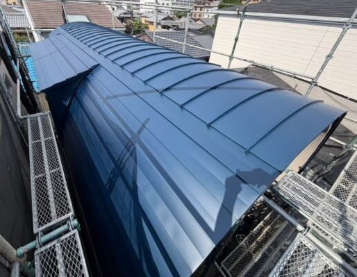 山科区にて屋根カバー工事〈屋根材がポロポロ剥がれ落ちてくる〉の施工後写真