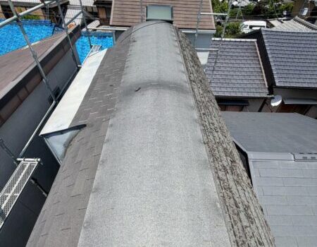 山科区にて屋根カバー工事〈屋根材がポロポロ剥がれ落ちてくる〉の施工前写真